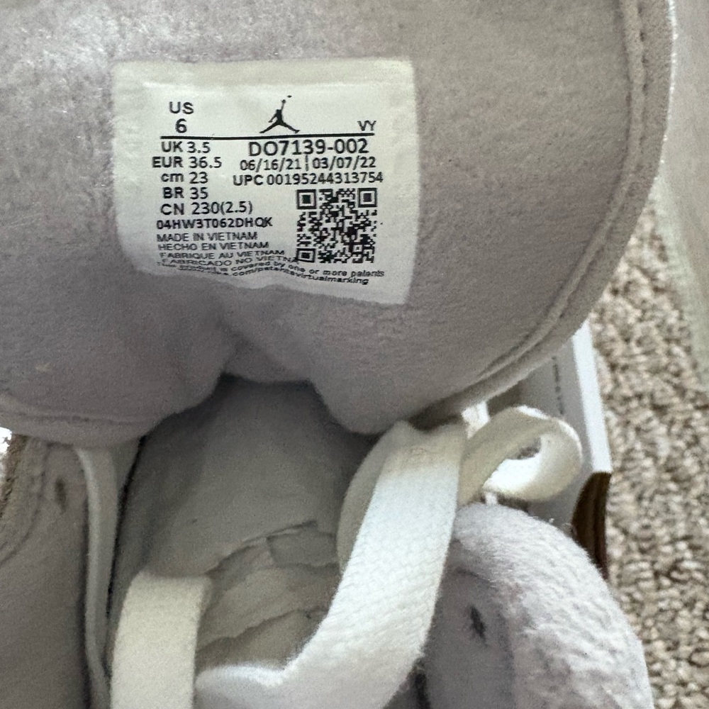 WMNS AIR JORDAN 1 MID SE 6. New W/tag - Picture 6 of 8